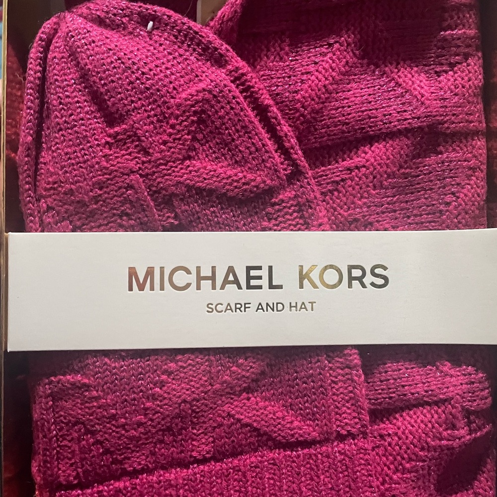 🩷Michael Kors 🩷 Women's Debossed Knit Metallic Beanie & Scarf Set